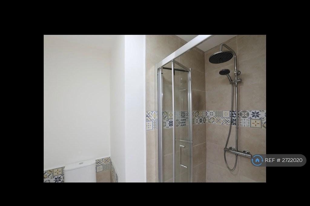 Bedroom 2 En-Suite Shower