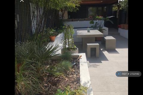 1 bedroom in a house share to rent, Avenue Park Road, London, SE27