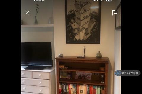 1 bedroom in a house share to rent, Avenue Park Road, London, SE27