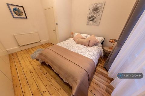 3 bedroom flat to rent, North End Rd, London, W14