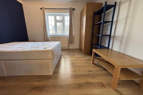 3 bedroom apartment to rent, Etchingham Court, Etchingham Park Road, N3