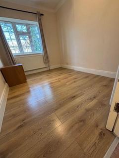 3 bedroom apartment to rent, Etchingham Court, Etchingham Park Road, N3
