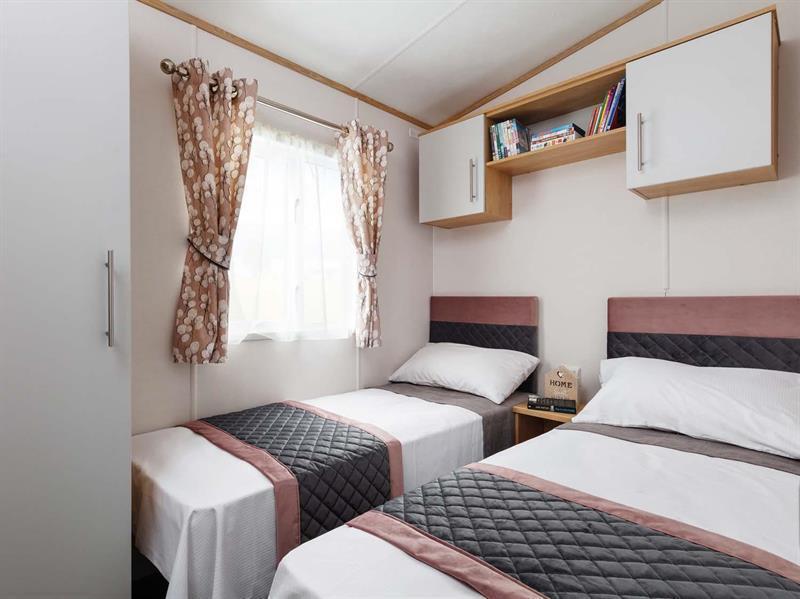 014347 3274 Bed2.jpg