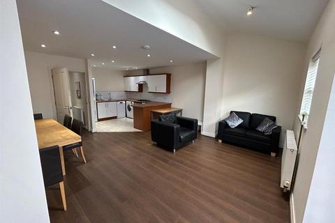6 bedroom terraced house to rent, New Street, Leamington Spa