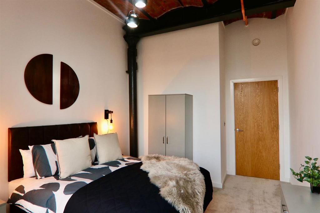 Bedroom pic 2.jpeg