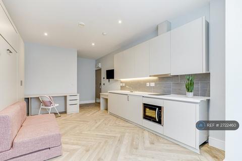 Studio to rent, Ackley House, London, W5