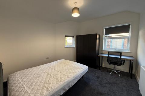 3 bedroom flat to rent, George Street, Newcastle-Under-Lyme ST5