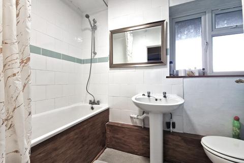 1 bedroom flat to rent, Burrow Road, Chigwell IG7 4HE