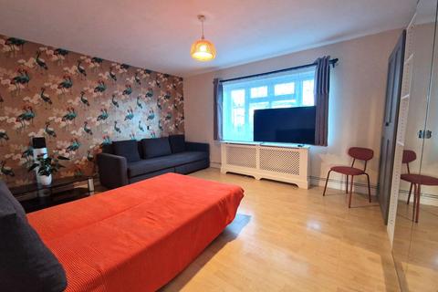 1 bedroom flat to rent, Burrow Road, Chigwell IG7 4HE