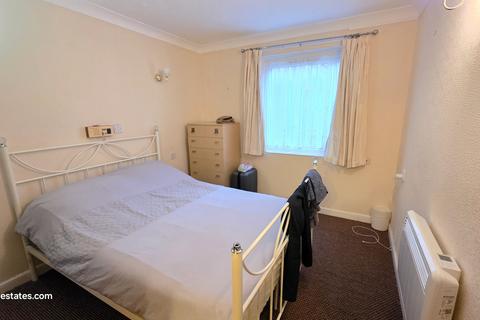 1 bedroom flat for sale, Lychgate Court, Friern Park N12