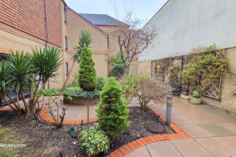 1 bedroom flat for sale, Lychgate Court, Friern Park N12