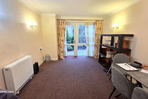 1 bedroom flat for sale, Lychgate Court, Friern Park N12