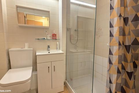 1 bedroom flat for sale, Lychgate Court, Friern Park N12