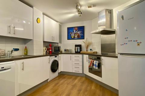 2 bedroom flat to rent, London SW8
