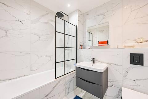 2 bedroom flat for sale, Larkshall Road, Chingford, E4