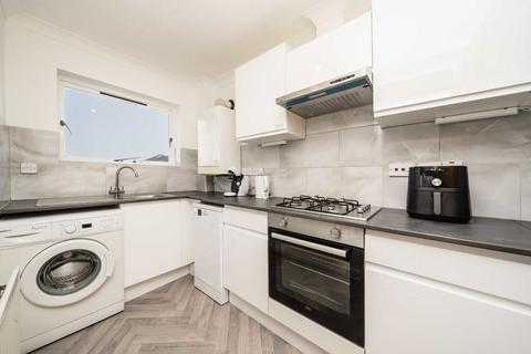 2 bedroom flat to rent, Chaseley Drive, London W4