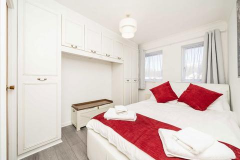 2 bedroom flat to rent, Chaseley Drive, London W4