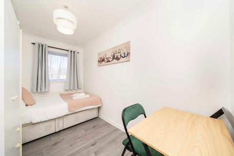 2 bedroom flat to rent, Chaseley Drive, London W4