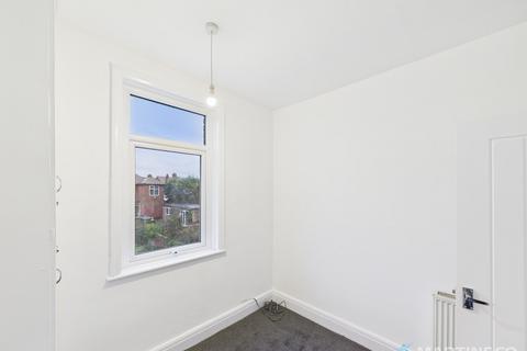 2 bedroom flat to rent, Warwick Road, Lytham St. Annes FY8