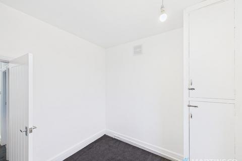 2 bedroom flat to rent, Warwick Road, Lytham St. Annes FY8