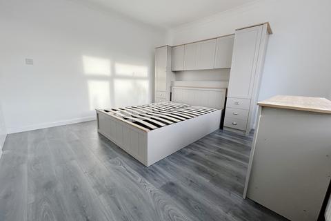 1 bedroom in a house share to rent, Kingsley Road, Hounslow, TW3