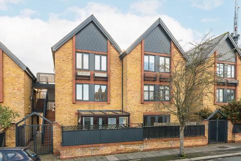 2 bedroom flat to rent, Trinity Road, London SW19