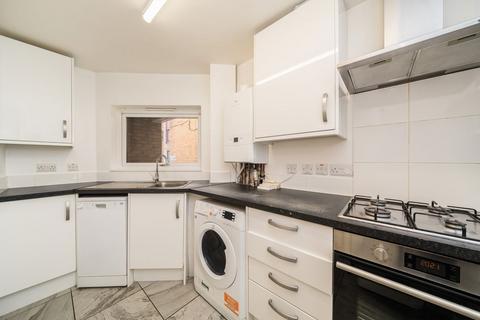 2 bedroom flat to rent, Trinity Road, London SW19