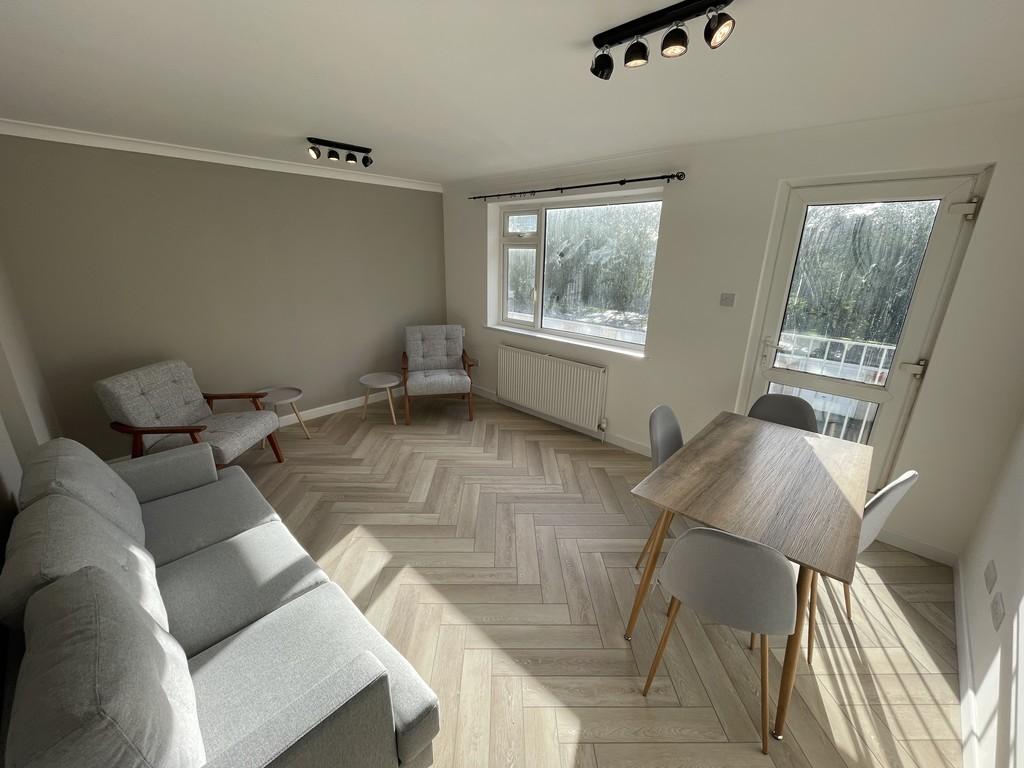 Boslowick Court, Falmouth TR11 2 bed apartment - £1,400 pcm (£323 pw)