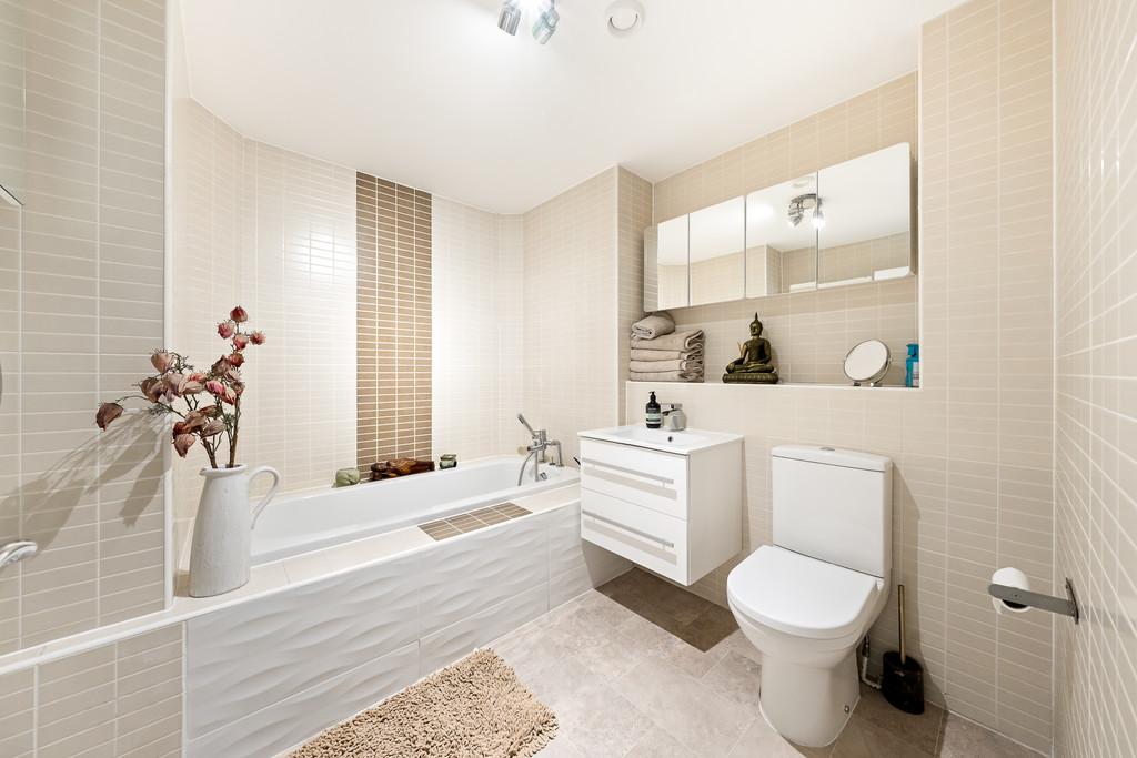 Two bed apartment frodsham main bathroom
