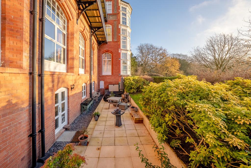 Two bed apartment frodsham patio