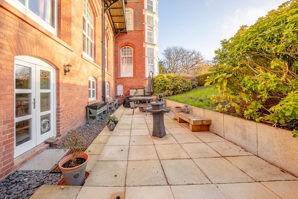 Two bed apartment frodsham patio