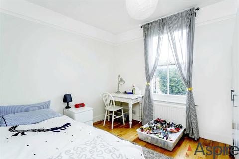 4 bedroom terraced house to rent, Nimrod Road, London, SW16