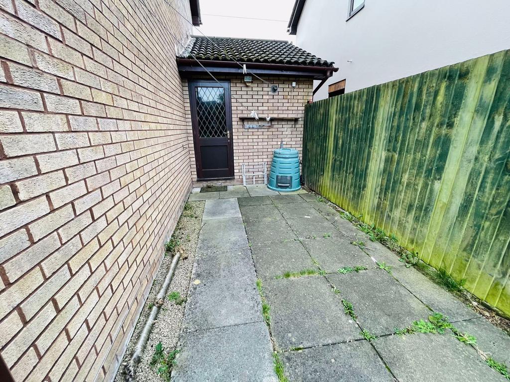 Garden & access to garage