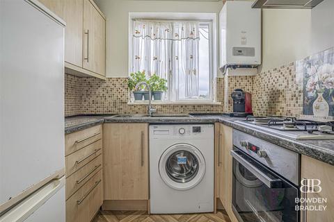 2 bedroom flat for sale, Brunswick Gardens, Ilford, IG6