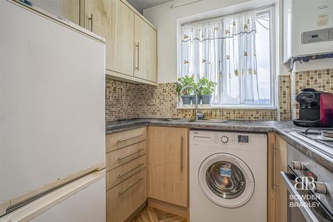 2 bedroom flat for sale, Brunswick Gardens, Ilford, IG6