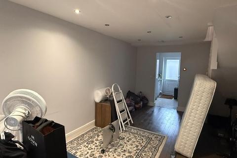 2 bedroom terraced house to rent, Delamere Road, Hayes
