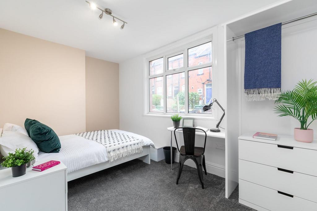 Bright, neatly presented bedroom with a single ...