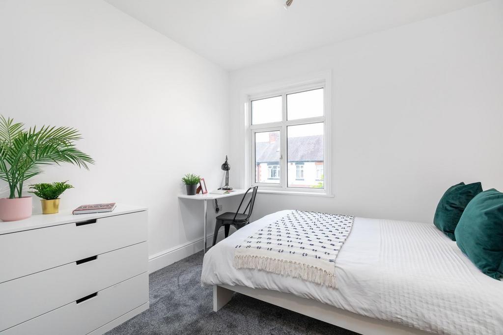 Bright, minimal double bedroom with a comfortab...
