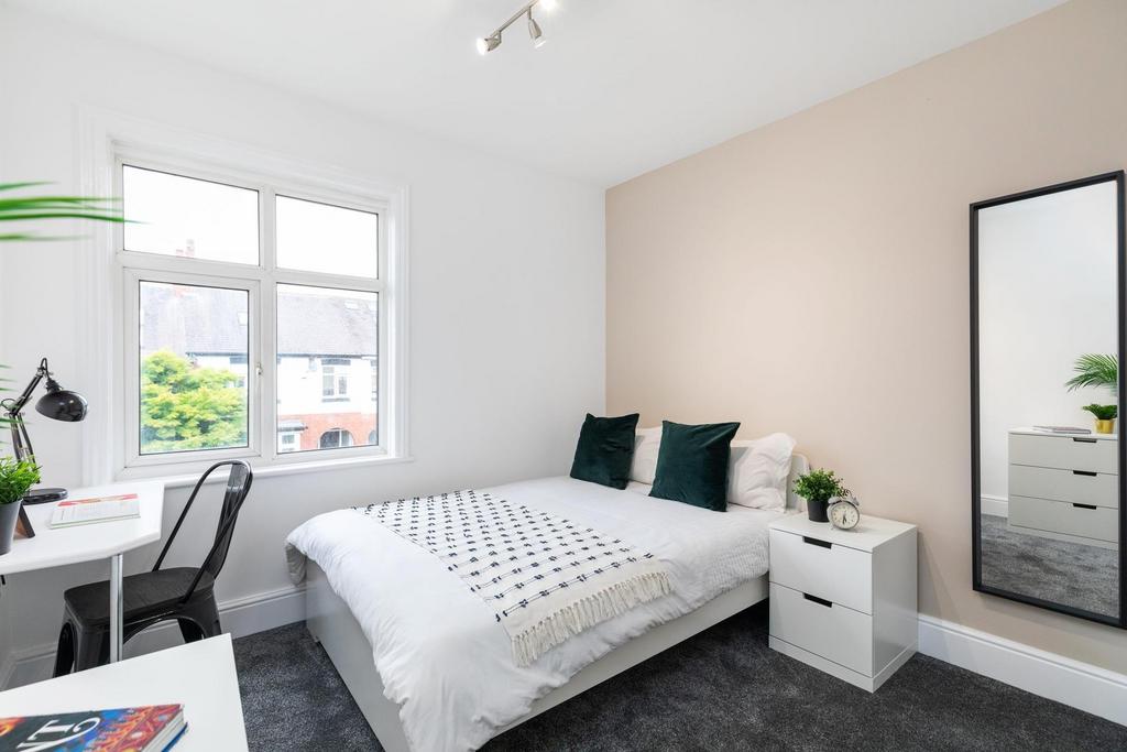 Bright, neatly presented double bedroom with a ...
