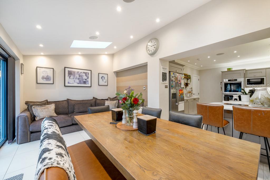 1386838 17 693329...