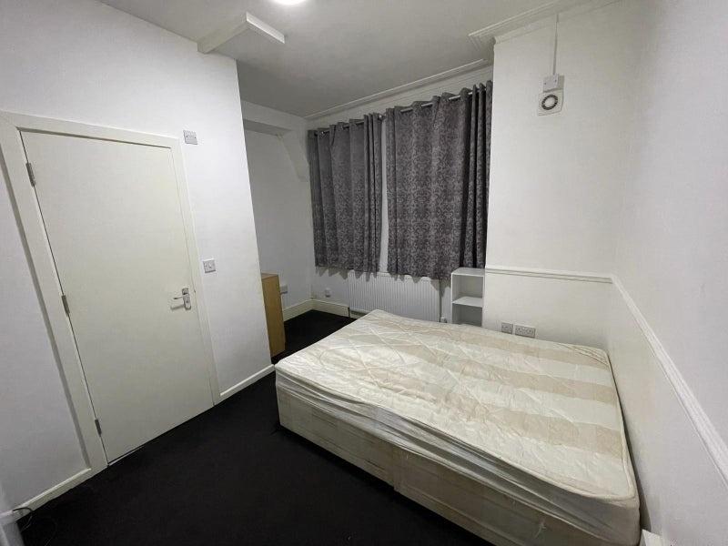 Compact, clean single bedroom with a double-hei...