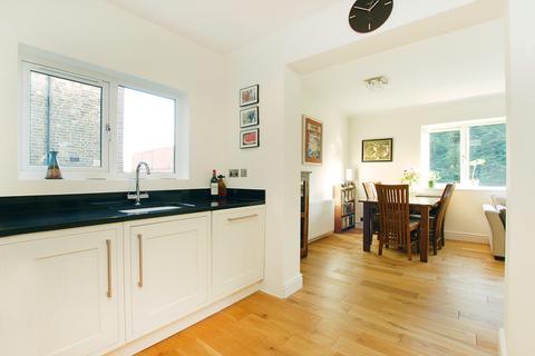 2 bedroom apartment to rent, Worple Road, SW19