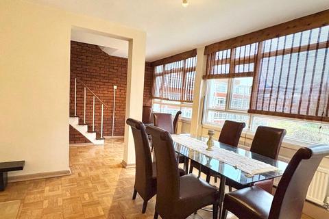 3 bedroom apartment to rent, Garden Royal, Putney, SW15