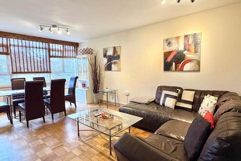 3 bedroom apartment to rent, Garden Royal, Putney, SW15