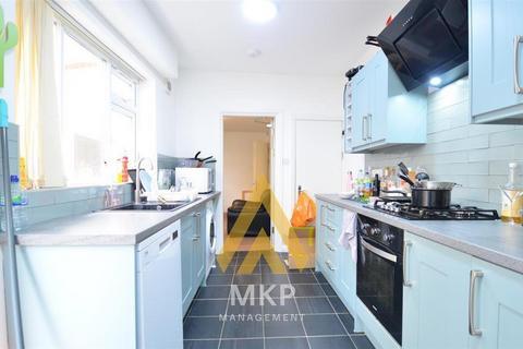 4 bedroom terraced house to rent, Warwards Lane, Selly Oak, Birmingham B29