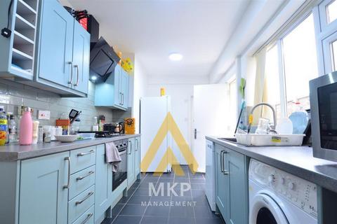 4 bedroom terraced house to rent, Warwards Lane, Selly Oak, Birmingham B29