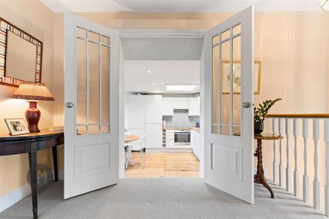 3 bedroom flat to rent, Merton Road, London