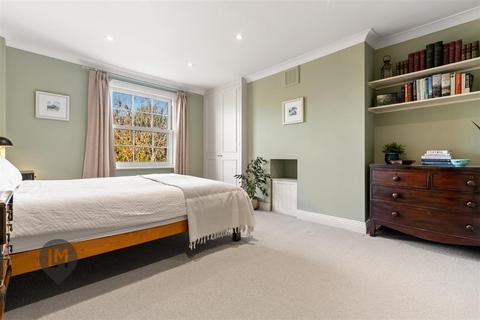 3 bedroom flat to rent, Merton Road, London