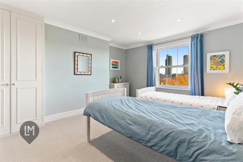 3 bedroom flat to rent, Merton Road, London