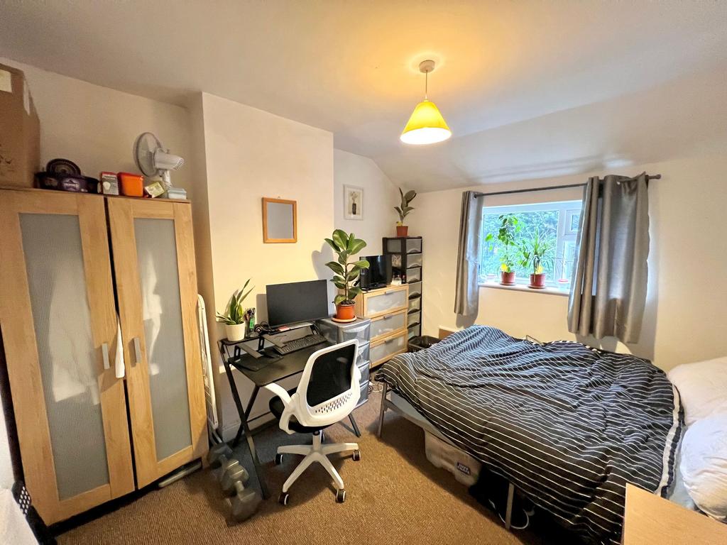 Bedroom (1 F middle)